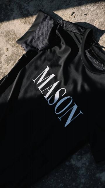 Футболка AM с надписью MASON, спина и рукава из сетки (черный/белый)